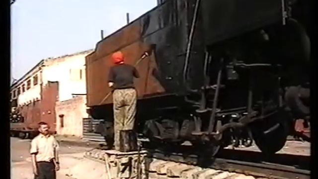 ПАРОВОЗ.НА ПОСТАМЕНТЕ В ДЕПО УФА 2002год смотреть онлайн