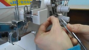 Плоскошовная машина цепного стежка. Заправка правой иглы