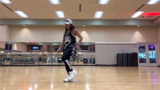 “La Bachata” by Manuel Turizo Zumba Dance Bachata Pop Latino Choreo by Erika Cotton смотреть онлайн