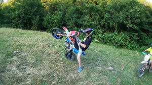 Учу друга СТАНТИТЬ на ПИТБАЙКЕ. Чуть не упал!