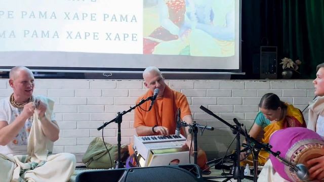 Киртан Бхакти Расаяна Сагара Свами на мантра вечеринке Kirtan universe смотреть онлайн