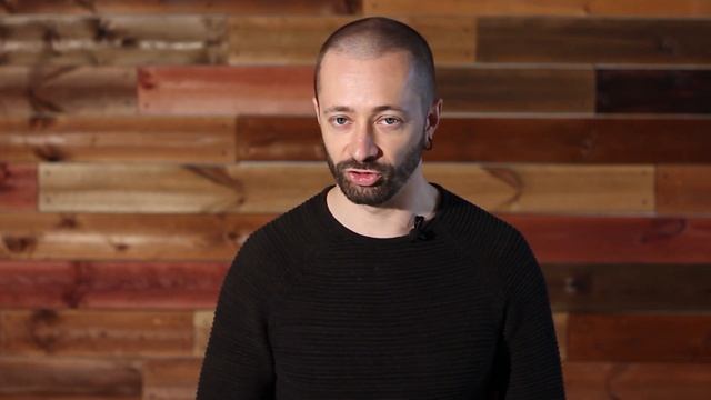 Пасха, кролик и [цветные] яйца.