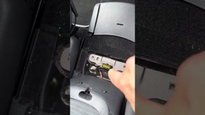 Renault Scenic 2003 - 2009 OBD port location