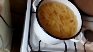 [Внс 53] Начинаю жарить картошку-фри в домашних условиях на кухне в кастрюле с подсолнечным маслом