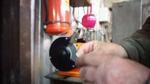 Заточка  свёрл  на  наждаке.   Drill sharpening on the sandpaper.