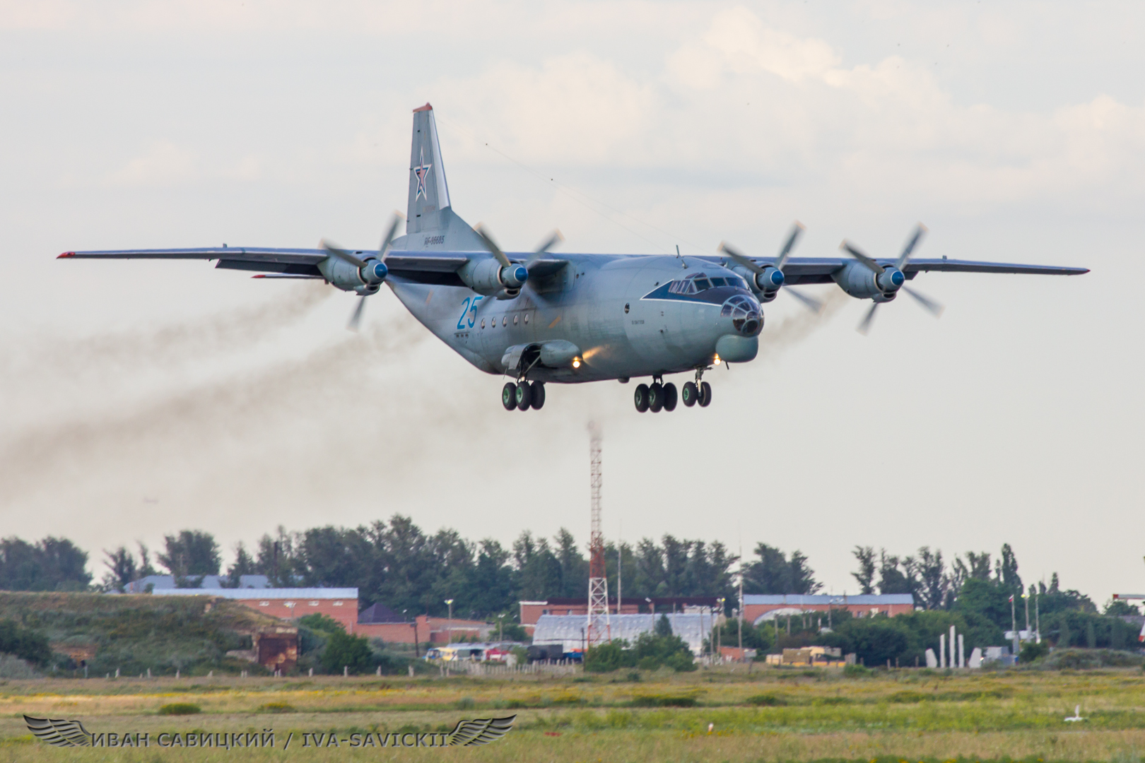 Афганский заход самолёта Ан-12 над городом