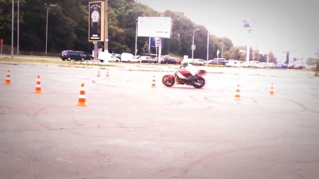Мотошкола RealMoto. Инструктор дрифтует смотреть онлайн