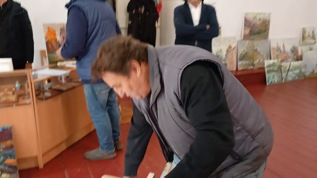 Рабочие моменты: Александр Филиппов упаковывает холсты после итогового показа