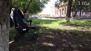 Как мама гуляет с ребенком в 1 годик. As a mother walks with a child at 1 year old.