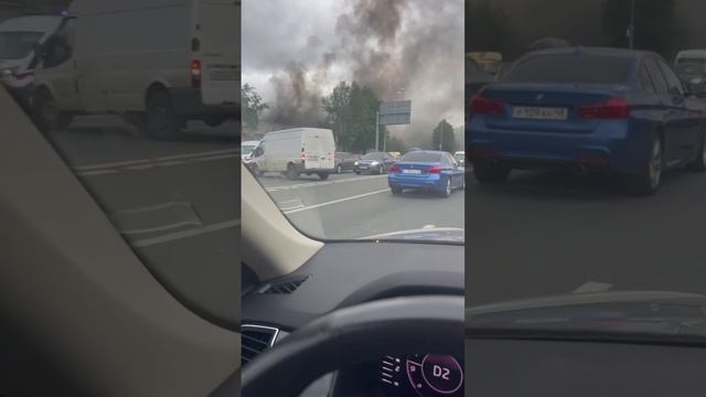 В промзоне на юге Москвы начался сильный пожар