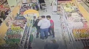 Охранник чеченец вырубил в пятерочке грабителя.