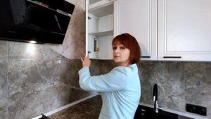 Обзор большой угловой кухни-гостиной с фартуком из керамогранита в частном доме