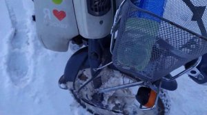 Мопед Honda Super Cub 50 инжекторный зимой в мороз по снегу.