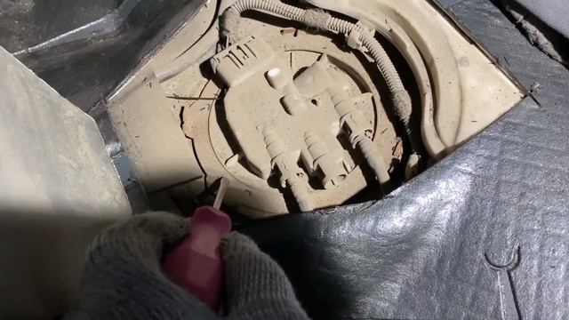 Снятие топливного насоса Saab 9-3 (Вырезание люка) смотреть онлайн