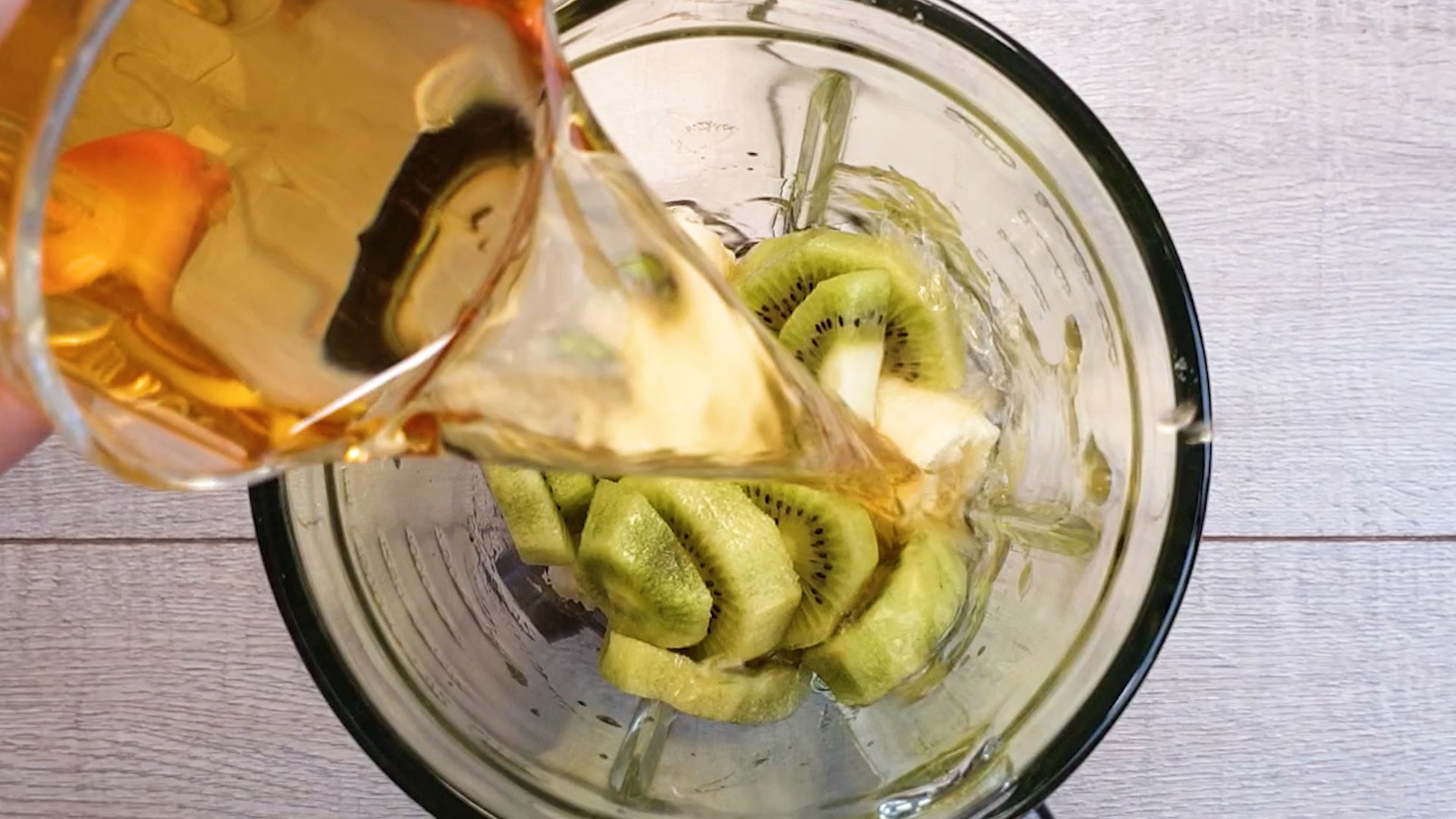 Как приготовить смузи. Банан/киви/клубника. Smoothie recipe. смотреть онлайн