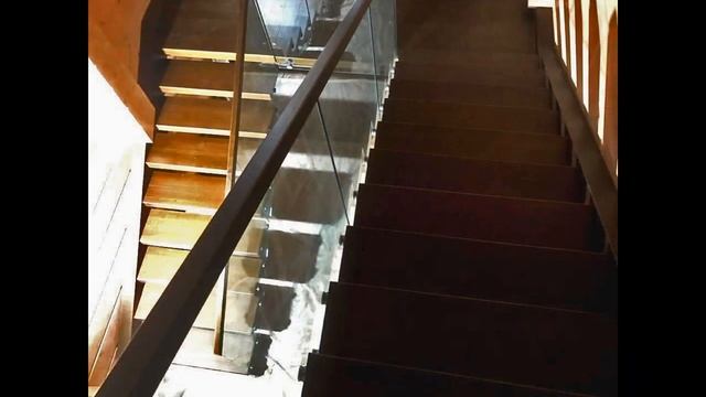 Деревянная консольная лестница в дом из бруса от СтаирсПром смотреть онлайн