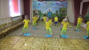 Учимся выставлять ногу на пятку и на носочек.