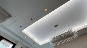 Неполный засвет натяжного потолка и теневое примыкание по кругу. Обзор потолка в элитном коттедже.