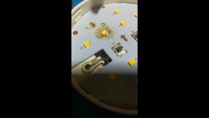 Как припаять SMD светодиод паяльником. Удалить сгоревший. Ремонт лампы.