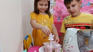 Настя играет в магазин мороженого.  Настя делает фруктовое мороженое