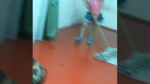 Лейла моет пол