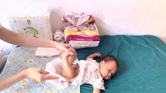 Hướng Dẫn Thay Bỉm Cho Bé Sơ Sinh смотреть онлайн