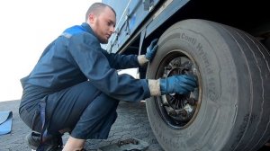 Замена колеса на полуприцепе. БЕЗ ПОЛИЦИИ не обошлось... Будни ДАЛЬНОБОЙЩИКА!