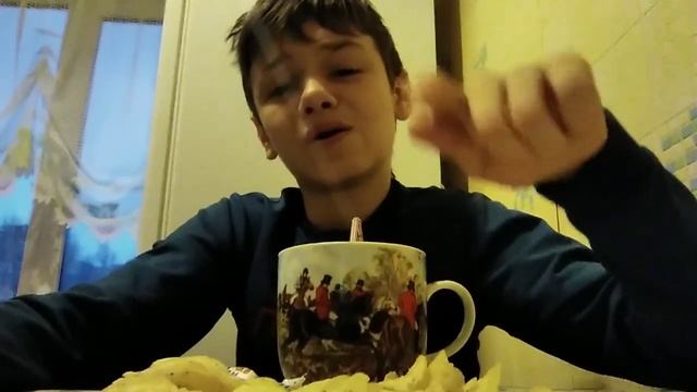 #мукбанг : Кушаю чипсы и конфеты ? и пью кофе с молоком