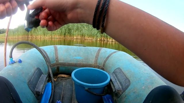 РЫБАЛКА С ЛОДКИ???ПЛОТВА НА ПОПЛАВОК??? смотреть онлайн
