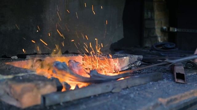 Горячая ковка металла в кузнице 