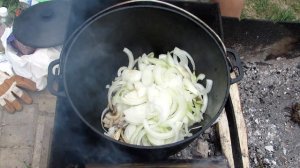 Утка в казане на костре с яблоками и апельсином
