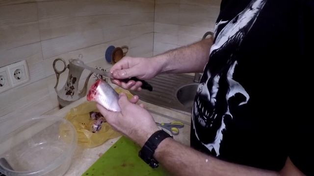 #65. БАТУМИ. Чистка и засолка черноморской селедки. Как солить селедку