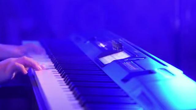 Wow! How amazing she plays piano! He's a Pirate by Mahsa смотреть онлайн