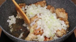Курица в сметане с луком и чесноком. Вкуснейшая курица на сковороде / Chicken in sour cream Eng sub