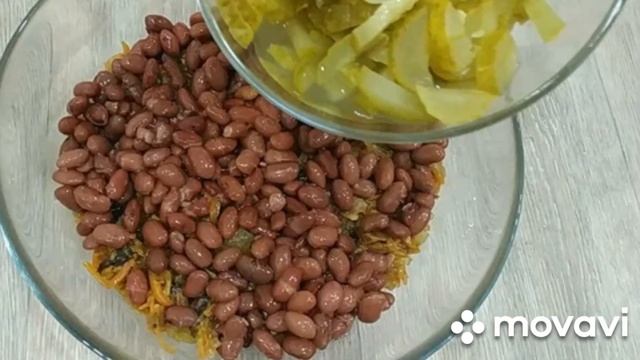 Салат с фасолью и солёными огурцами