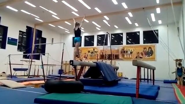 Маховое с поворотом на большом бревне.