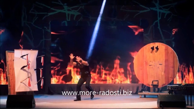 Экстрим-шоу "метатель ножей"