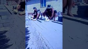Процесс укладки тротуарной плиткой, прессованной брусчаткой парковка из тротуарной плиткой