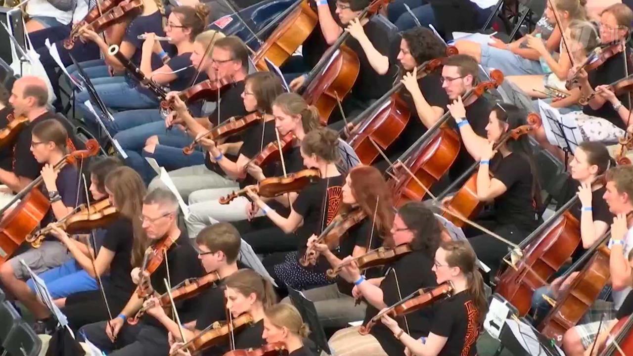 Самый большой оркестр. Самый большой симфонический оркестр в мире. Оркестр Европы. Выступление музыкантов.