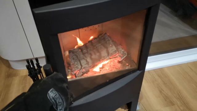 Wiking Mini 4 Woodburner 5 KW Made by Hwam. смотреть онлайн