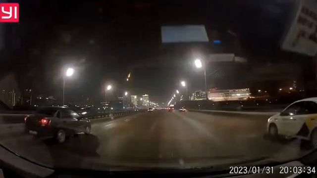 Метеор пролетел над Красноярском сегодня вечером. В МЧС говорят, что к ним никто не обращался. смотреть онлайн