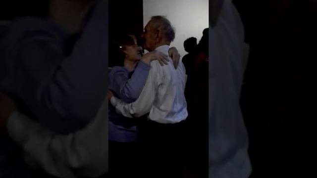 Бабушка и дедушка, на фоне детей! Вместе уже 56 лет! смотреть онлайн