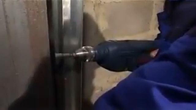 Монтаж секционных ворот из сэндвич панелей часть 1 смотреть онлайн