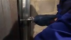 Монтаж секционных ворот из сэндвич панелей часть 1