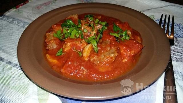 Жареное мясо в остром томатном соусе с чесноком