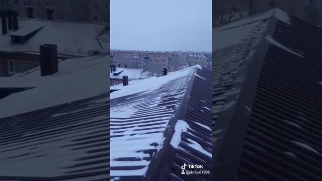 Катание по крыше или проверка ограждения на крыше смотреть онлайн