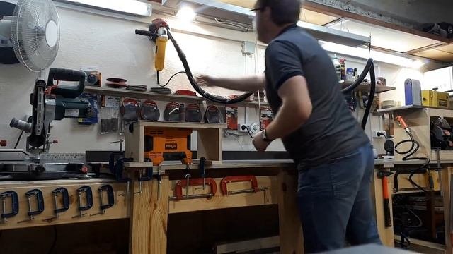 Пылеоотвод для болгарки над рабочим столом, простая конструкция