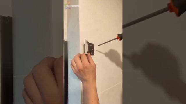 монтаж распашной душевой перегородки ,изготовленной на заказ.