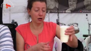 Люди едят острый перец чили