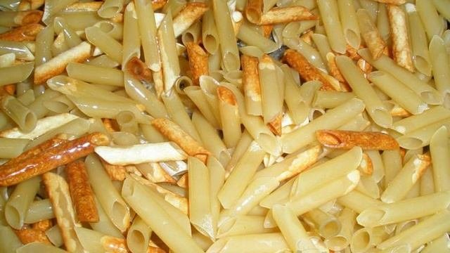 Жареные макароны с куркумой и лавровым листом
